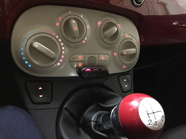 Tuo tuossa heti vaihteenvalitsimen yllä.